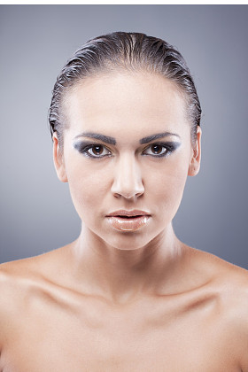 自信的黑发女人看看照相机的特写肖像