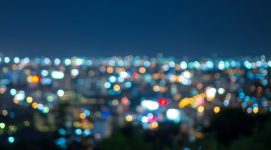 芭堤雅市容在黃昏時候，模糊的照片景