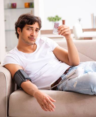 在家里測量血壓的年輕人