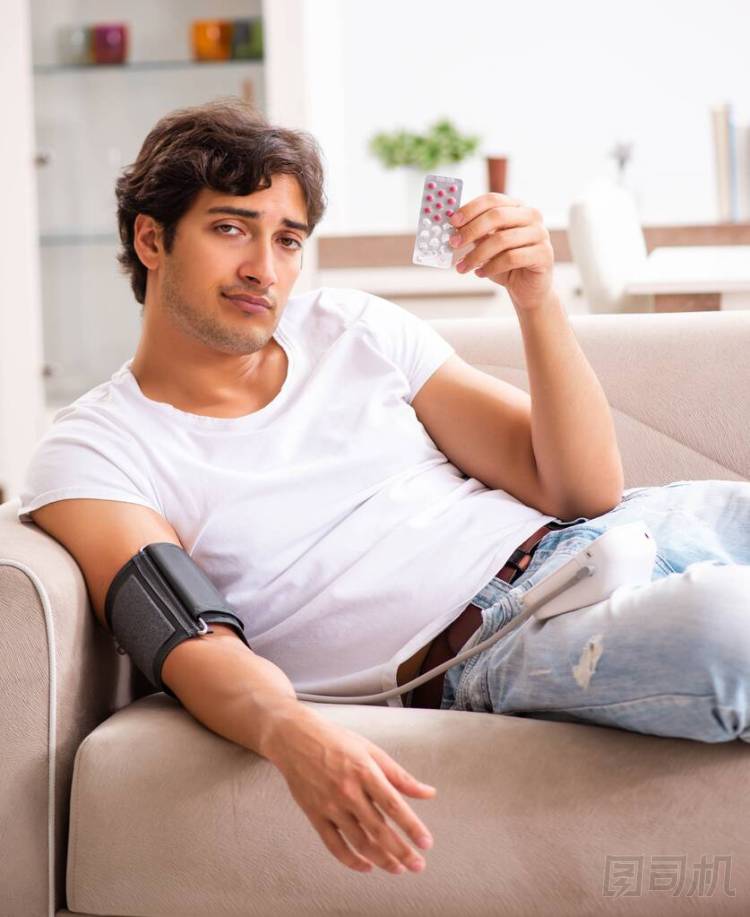 在家里測量血壓的年輕人