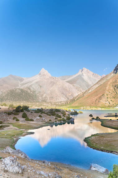塔吉克斯坦Fann山區(qū)Kulikalon湖上的Pamir山脈景觀與和平營地。在純凈的冰湖中追求五彩斑斕的倒影