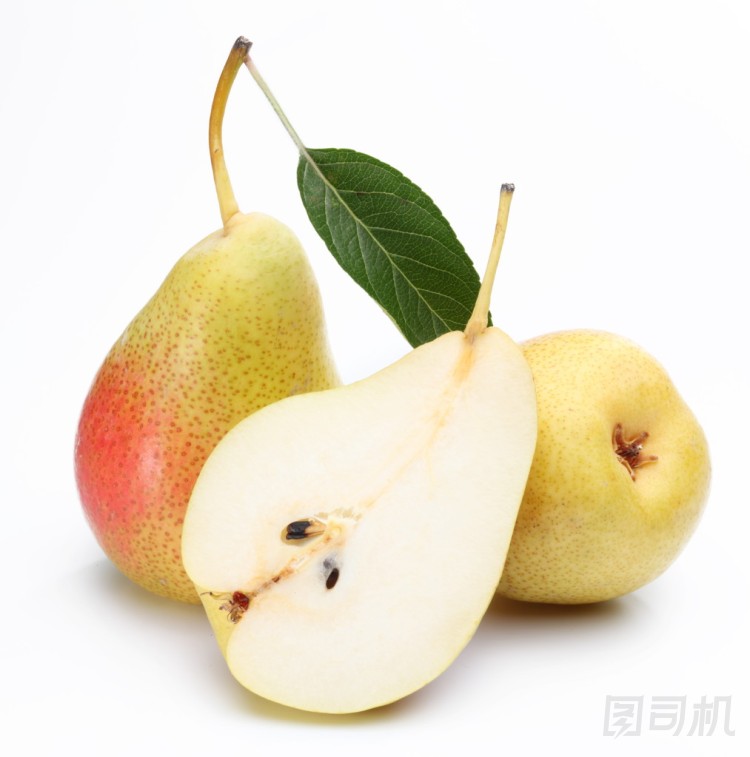 兩個(gè)成熟的梨和半的部分