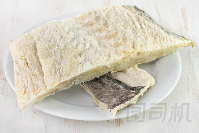 在板上的鹽腌的鱈魚圖片