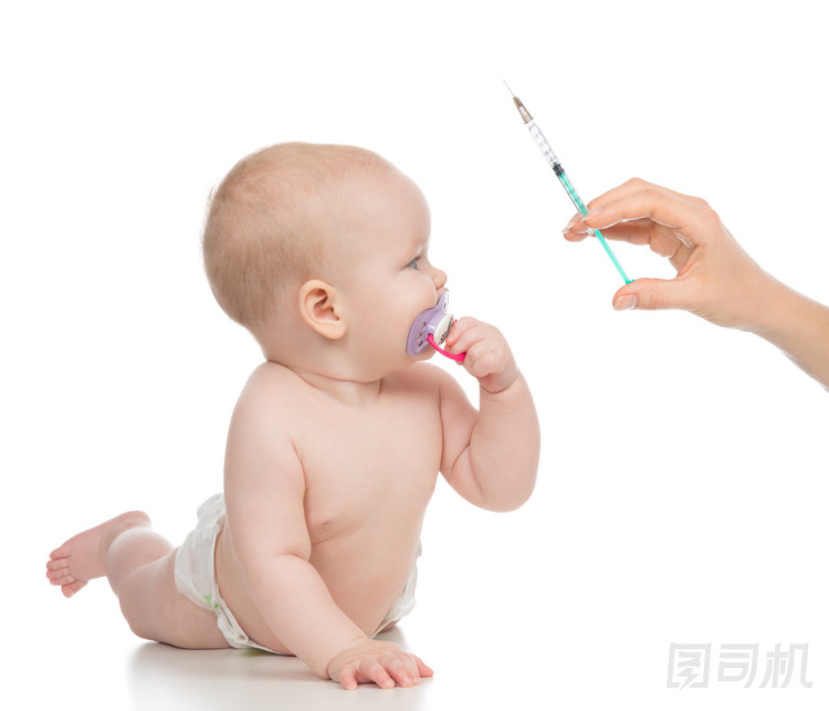 嬰兒寶寶孩子手與醫(yī)療胰島素注射器