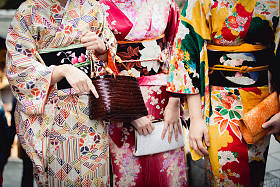 日本，一名日本女性和服前的服装