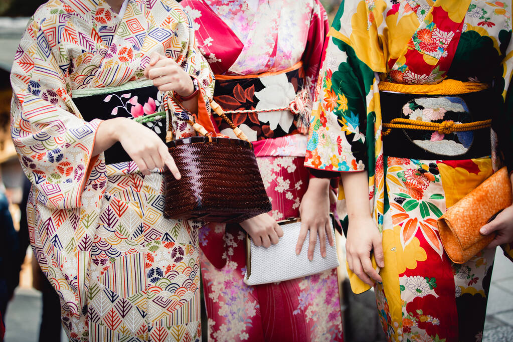 日本，一名日本女性和服前的服装