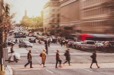 在現(xiàn)代建筑、美國(guó)、模糊的商業(yè)和人的概念之間，人行橫道和華盛頓特區(qū)交通高峰時(shí)間的人行橫道一片混亂