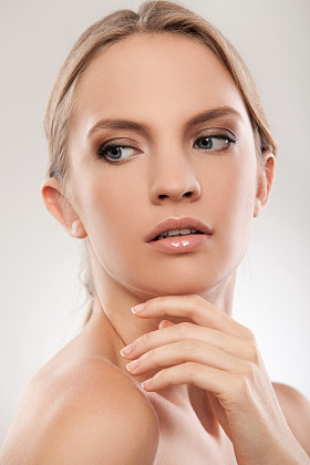 美丽的白种女人与自然妆