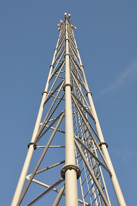 钢的电信塔与天线图片