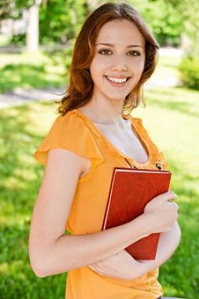 本书的长发女孩图片