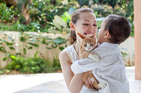 亚洲母亲带着儿子和猫图片