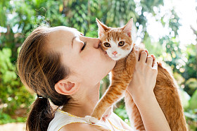 亚洲女人接吻猫图片
