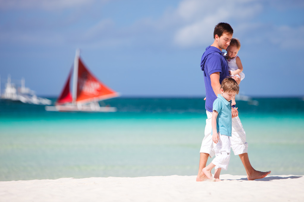 父亲和两个孩子在沙滩散步图片 父亲和两个孩子在沙滩散步图片