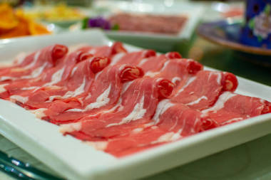 牛肉薄片，準(zhǔn)備放在火鍋里煮，是很受歡迎的中國(guó)菜