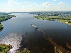 货船在空中俯瞰着被森林环绕的河流。从高处看美丽的全景