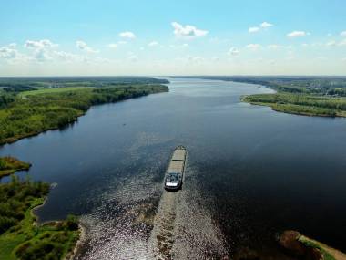 貨船在空中俯瞰著被森林環(huán)繞的河流。從高處看美麗的全景