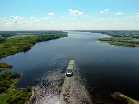 货船在空中俯瞰着被森林环绕的河流。从高处看美丽的全景