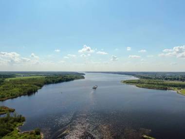 貨船在空中俯瞰著被森林環(huán)繞的河流。從高處看美麗的全景
