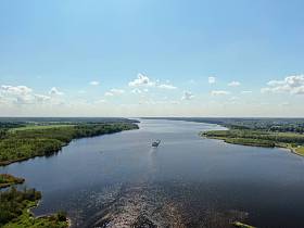 货船在空中俯瞰着被森林环绕的河流。从高处看美丽的全景