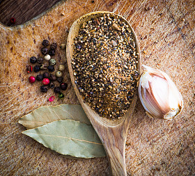 一把勺子的香料图片