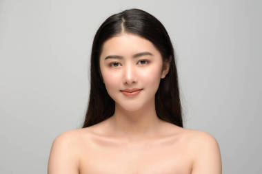 美丽的年轻女子是亚洲人，皮肤洁白完美。肖像画模型自然化妆。温泉、护肤和健康