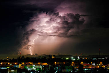 小城鎮(zhèn)和衛(wèi)星站農(nóng)村景觀中閃閃雷電的云彩
