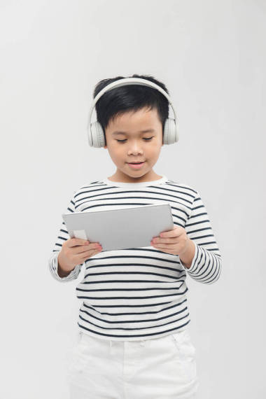 小男孩專心玩數(shù)碼平板電腦圖片