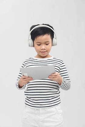 小男孩专心玩数码平板电脑图片