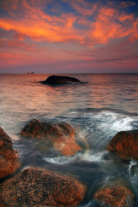 平静的海面在日落
