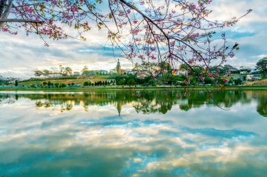 在清晨的宣梅家湖照片
