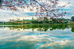 在清晨的宣梅家湖照片