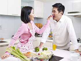 在厨房里对亚裔夫妇图片