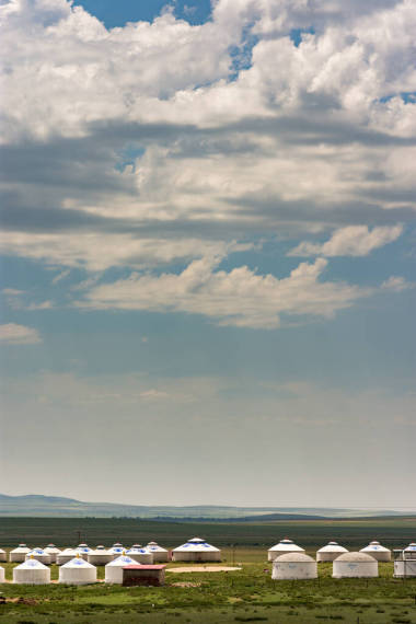 中国内蒙古省会呼和浩特附近的一排排酸奶帐篷