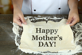 木制的桌子上做饼干的厨师手照片