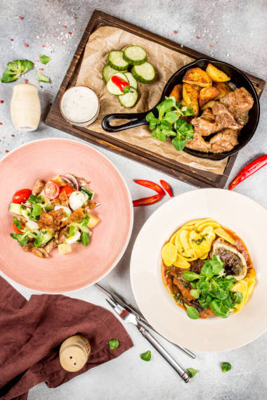 肉和土豆和沙拉一起放在锅里.特写镜头