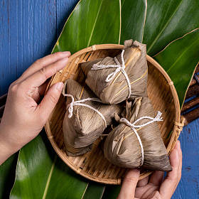 饺子，宗子-端午节绿叶背景下的传统中餐，端午节，顶视图，平面布局设计理念