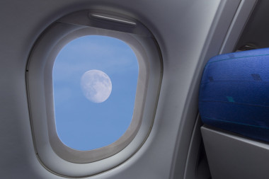 通過飛機窗口看到的月亮在天空中