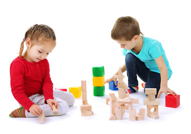 小孩子上白色孤立