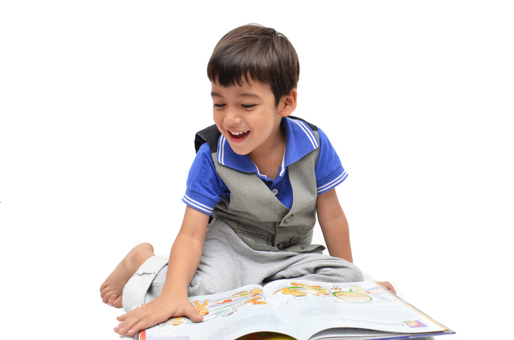小男孩阅读书 小男孩阅读书