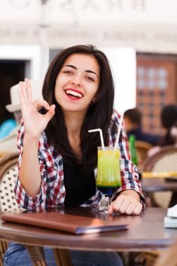 女人显示 ok 标志