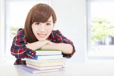 快樂的年輕學生在教室里的女孩