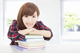 快乐的年轻学生在教室里的女孩