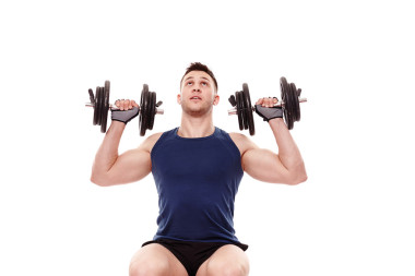 年輕人用啞鈴工作