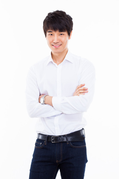 年轻男子带着笑容图片