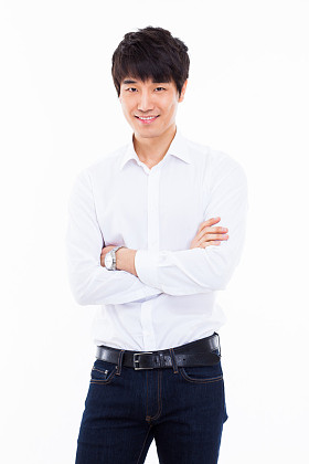 年轻男子带着笑容图片