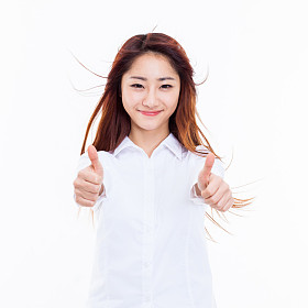 年轻的亚裔女子显示拇指.图片