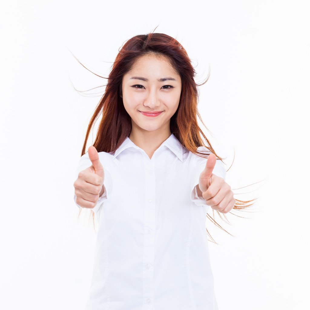 年轻的亚裔女子显示拇指.图片