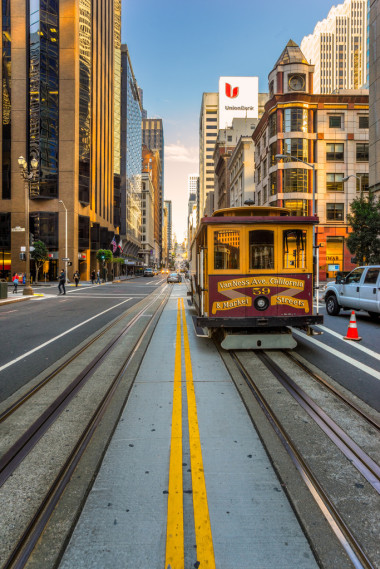 乘客享受电缆车去兜风