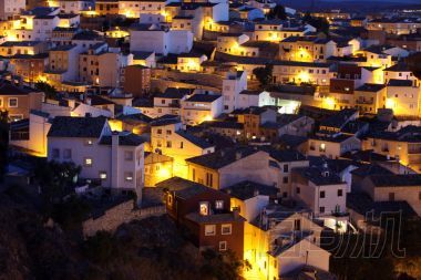 如畫的風(fēng)景與民居昆卡照片