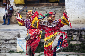 僧侣舞蹈服饰在不丹河谷建 tsechu 节日期间